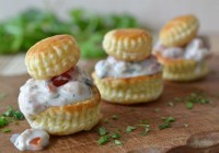 Puff pastries with shrimps in tarragon-tomato-mayonaise