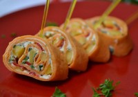 Tortilla rolls with chili cream cheese, mango and bell pepper