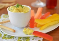 Chutney-Krabben-Dip mit Gemüsesticks und Mini-Grissini