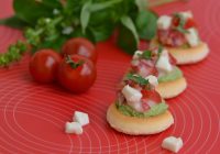 Crostini mit Basilikummousse Caprese